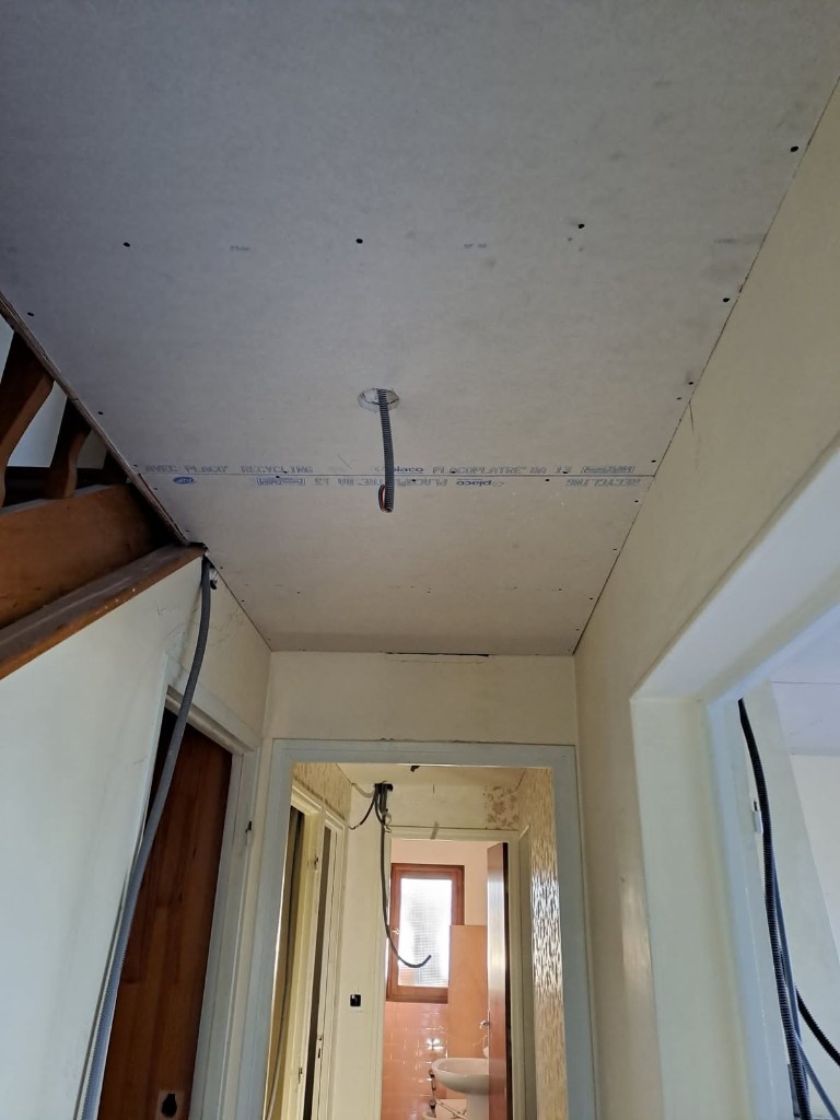 Travaux de plâtrerie et faux plafond en plaque de plâtre dans un couloir