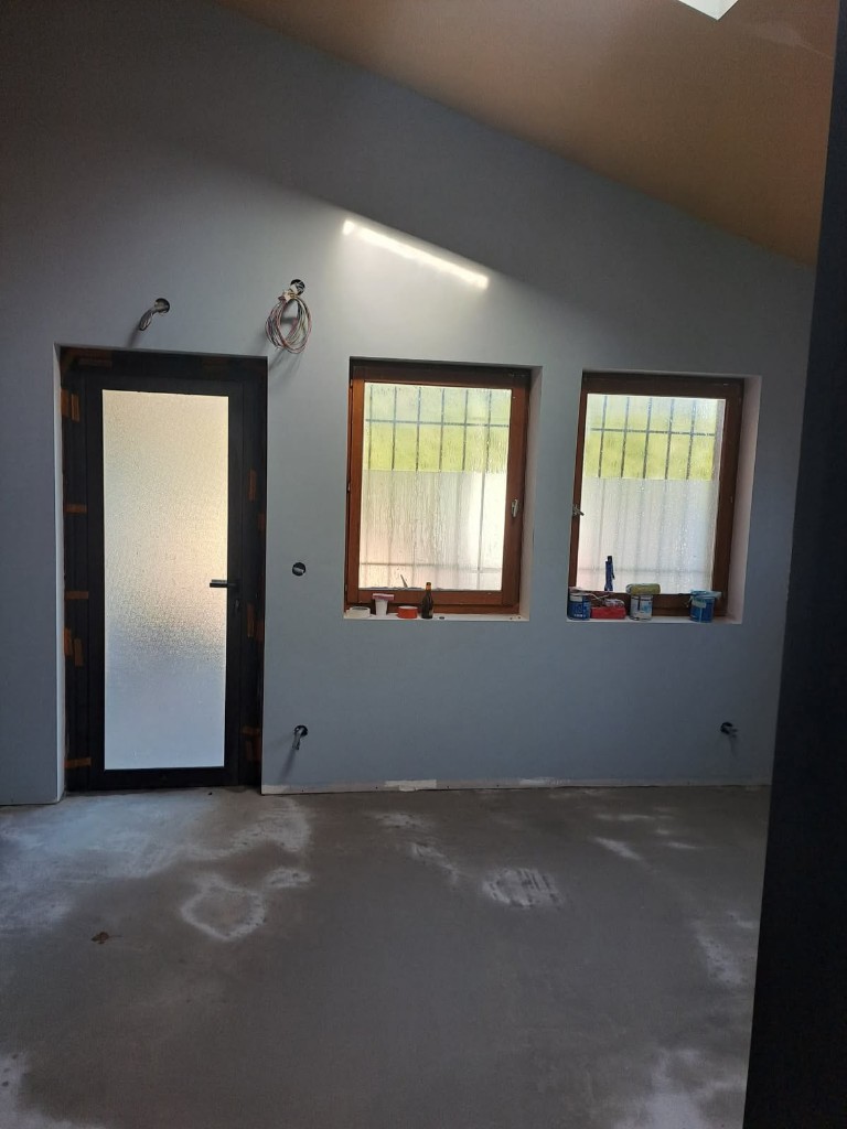 Cloisons peintes bleu-gris avec porte vitrée dépolie