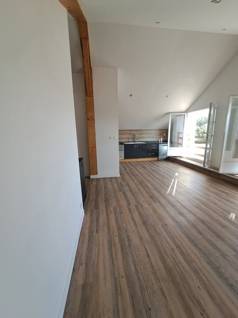 Kitchenette aménagée sous combles, finitions complètes
