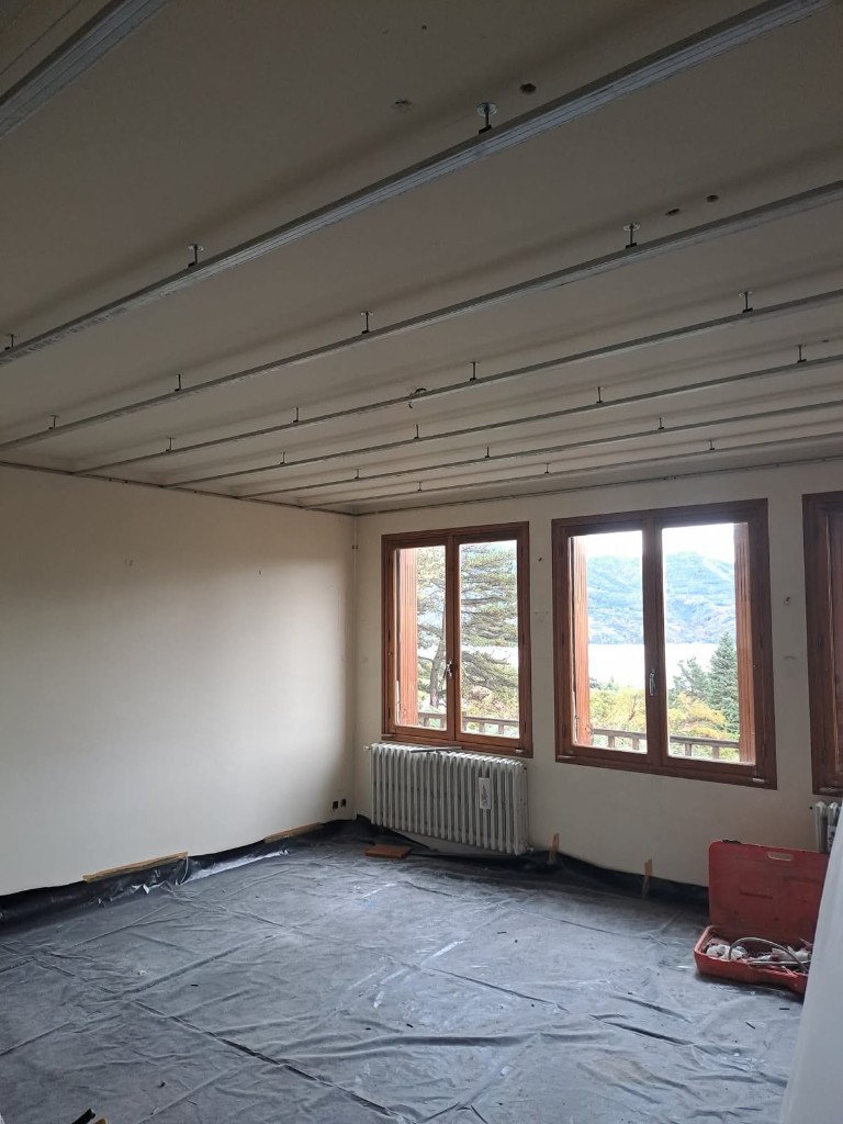 Ossature de faux plafond suspendu avec vue sur le lac