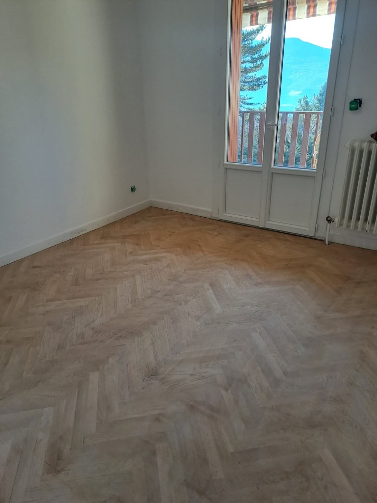 Pose de parquet en motif à bâtons rompus